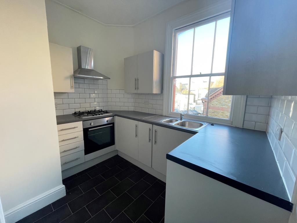 Lot: 138 - MIXED-USE PROPERTY IN HIGH STREET LOCATION - Modern kitchen